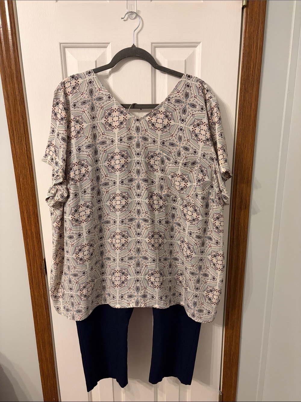 Maurices Cream Multi V-Neck Short Sleeve Tunic size 3 with Kim Rodger’s capris